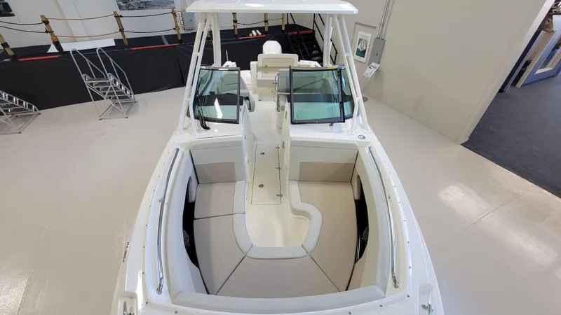 Slide: The Image of Die Boston Whaler 240 Vantage von 2022 hat ein offenes Deck mit Sitzgelegenheiten und einem Steuerstand. - 7