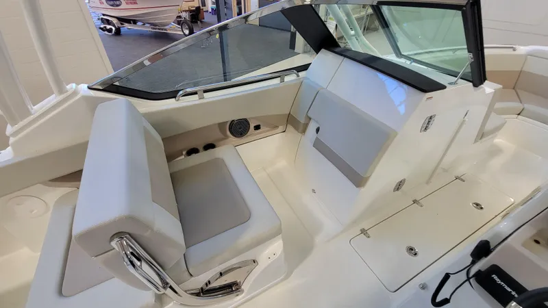 Slide: The Image of Das Bild zeigt den Innenraum eines Boston Whaler 240 Vantage von 2022 mit beigen Sitzen. - 6
