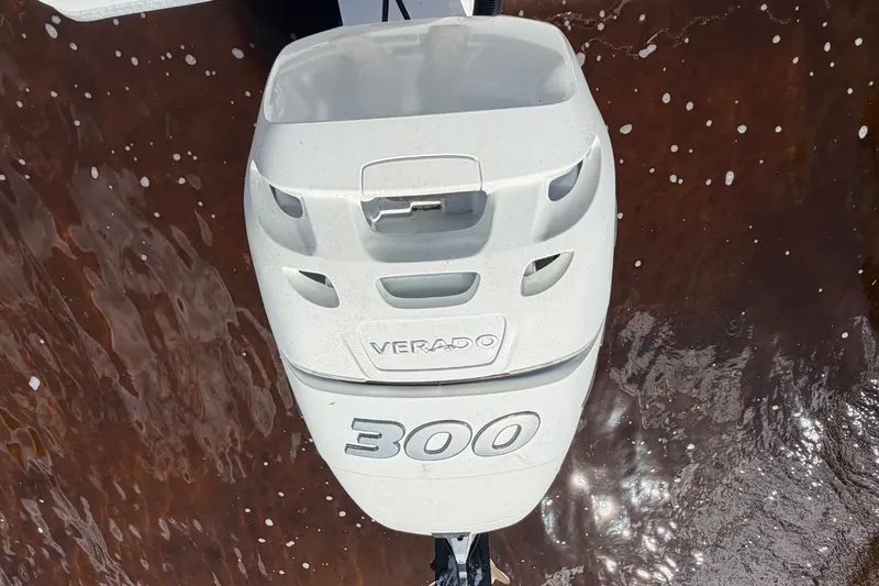 Slide: The Image of Outboard motor on water, Verado 300, Bluewater Yachts Coastal Cruiser 51, 1987 model. - 18