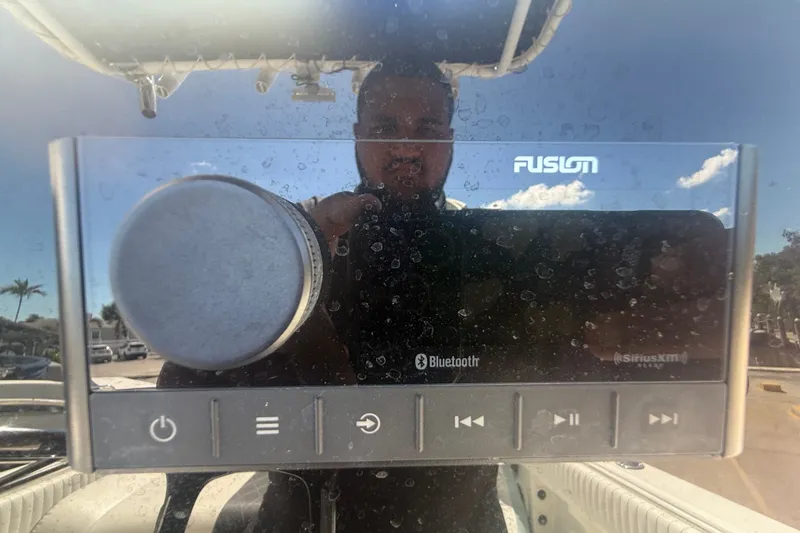 Slide: The Image of Fusion-Audiosystem auf einem Sea Fox 257 Center Console Boot von 2004. - 22