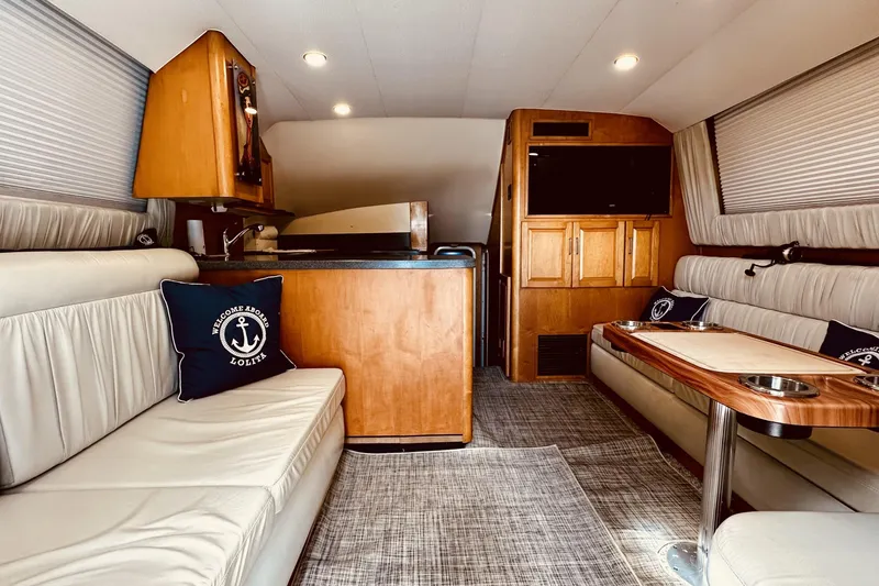 Slide: The Image of Interni di uno yacht Luhrs 40 Convertible 2001, accogliente ed elegantemente arredato. - 1