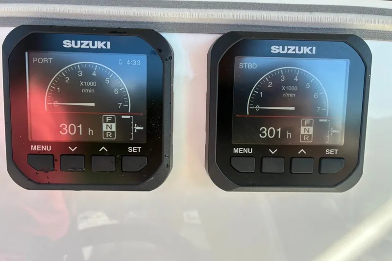 Slide: The Image of Suzuki engine displays showing 301 hours on a 2000 Cape Horn 27XS boat. - 43