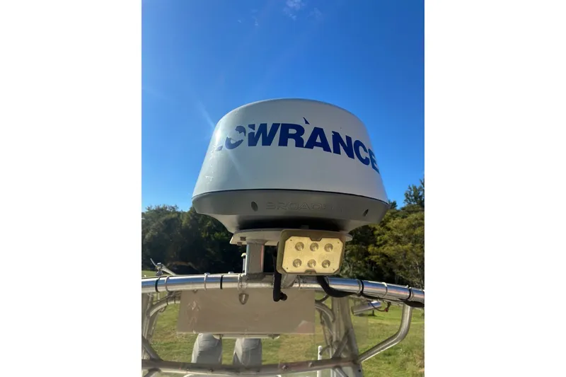 Slide: The Image of Radar equipment on a 2000 Cape Horn 27XS boat under a clear blue sky. - 50