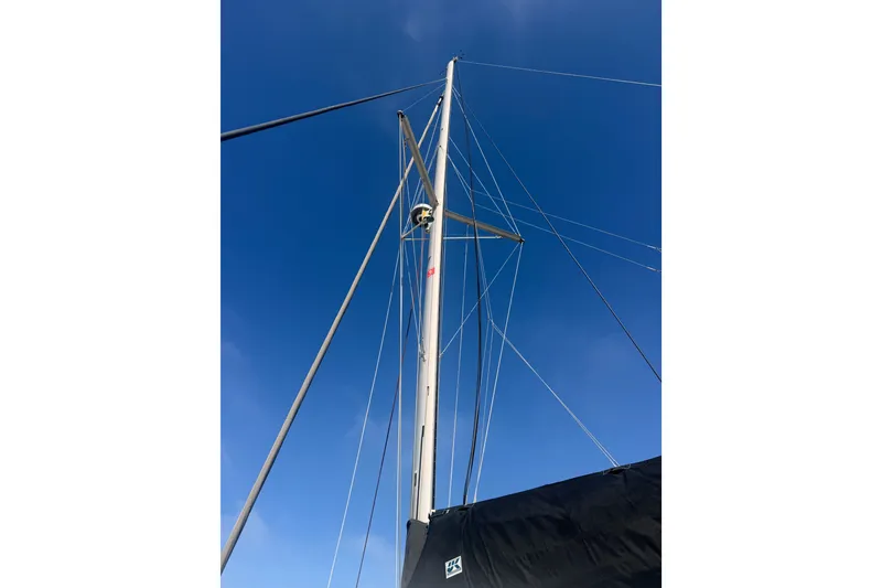 Slide: The Image of Mast of 2020 Lagoon 42 sailboat against clear blue sky. - 119