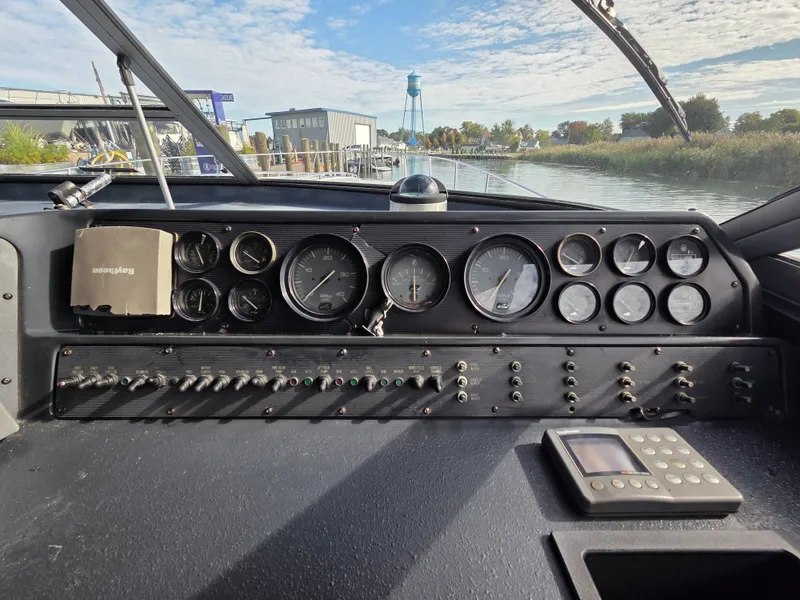 Slide: The Image of Sea Ray 420 Sundancer 1991 - 19