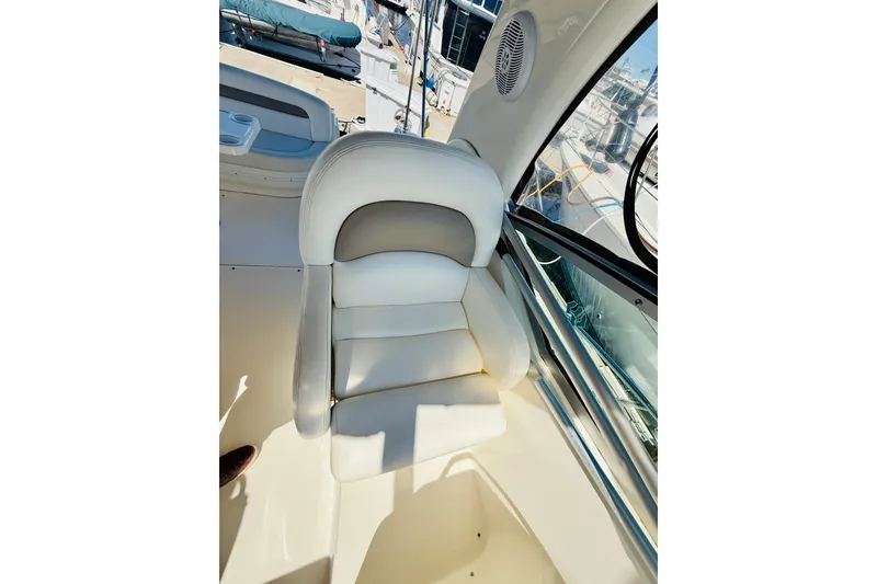 Slide: The Image of Captain's chair on 2005 Sea Ray 340 Sundancer yacht, featuring white and gray upholstery. - 24