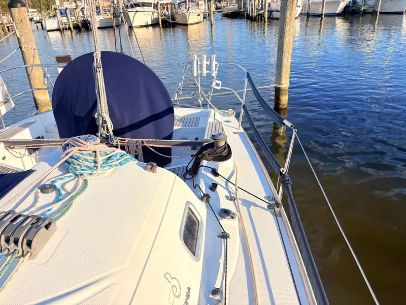 Slide: The Image of The image shows the deck of a 2007 Beneteau First 36.7 at a marina. - 29