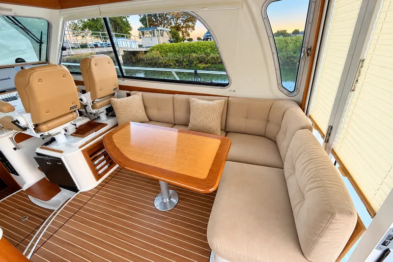 Slide: The Image of L-Shaped dinette to starboard - 16