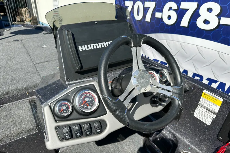 Slide: The Image of Steering console of 2025 Ranger Z185 boat with gauges and Humminbird display. - 7