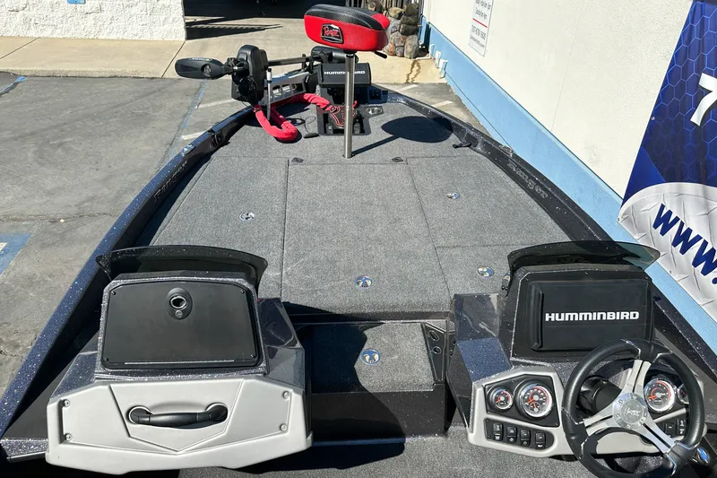 Slide: The Image of 2025 Ranger Z185 boat interior with Humminbird electronics and steering console. - 6