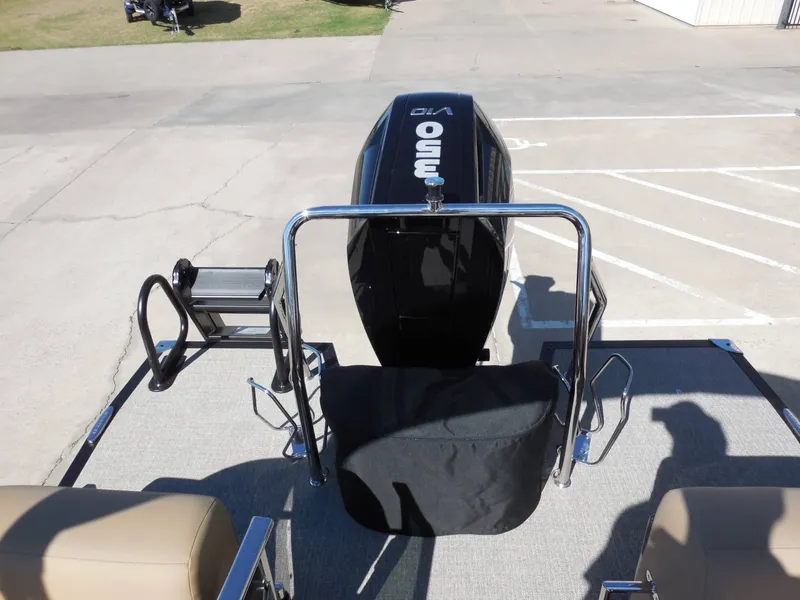 Slide: The Image of The image shows the stern of an Evotti 725 QL boat with a large outboard motor. - 21