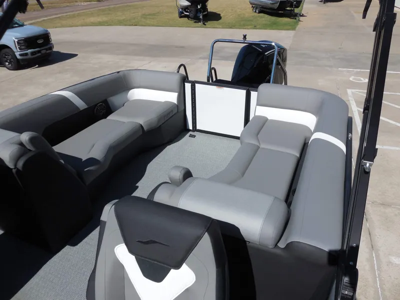 Slide: The Image of The image shows the spacious cockpit of an Evotti 525 QL with gray and white seating. - 19