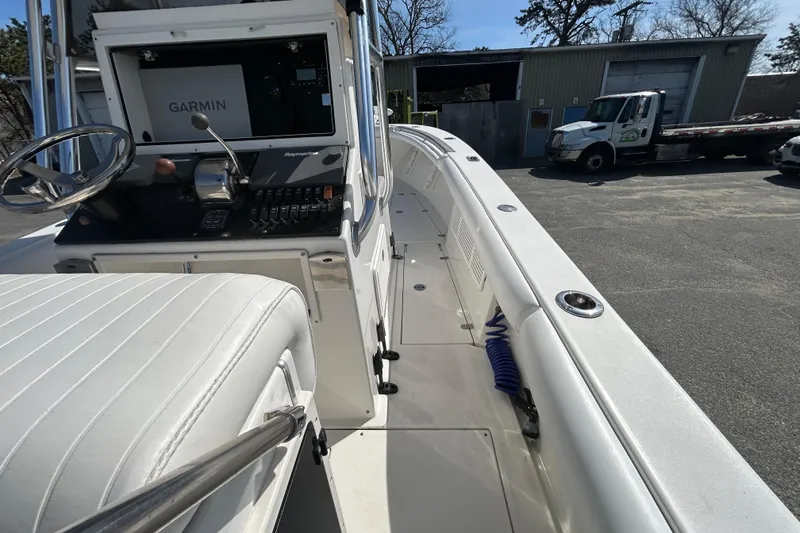 Slide: The Image of 2006 Albin 26 Center Console boat with Garmin navigation system and spacious deck. - 34