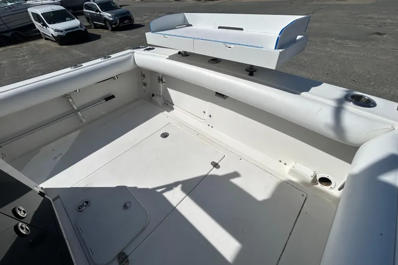 Slide: The Image of 2006 Albin 26 Center Console boat interior with spacious deck and storage compartments. - 32