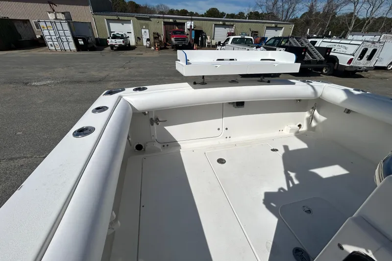 Slide: The Image of 2006 Albin 26 Center Console boat interior with spacious deck and rod holders. - 30