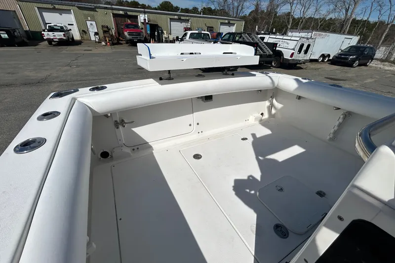 Slide: The Image of 2006 Albin 26 Center Console boat interior with white seating and storage compartments. - 31
