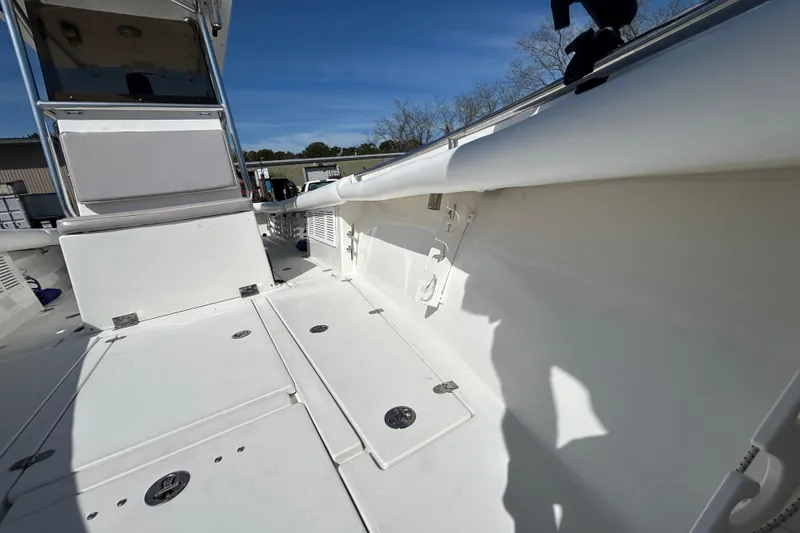 Slide: The Image of 2006 Albin 26 Center Console boat interior, featuring spacious deck and storage compartments. - 25