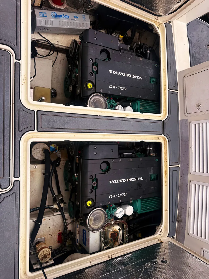 Slide: The Image of Engine compartment of the 2005 SeaSport Voyager 3000 with two Volvo Penta D4-300 engines. - 18