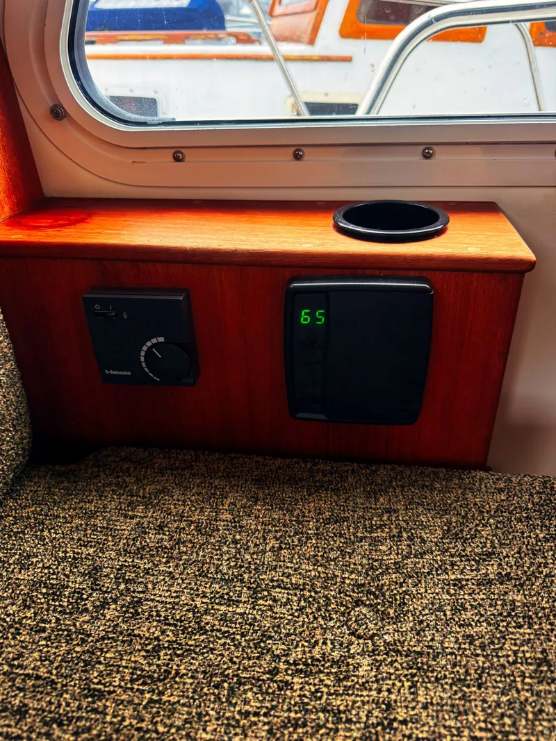 Slide: The Image of Interior of the 2005 SeaSport Voyager 3000 with controls and a cup holder. - 15
