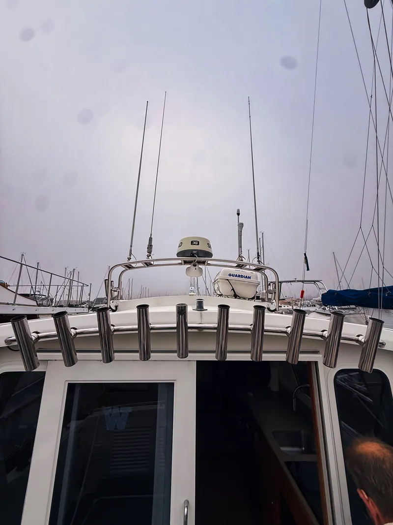 Slide: The Image of The image shows the roof of a SeaSport Voyager 3000 boat with antennas and radar. - 25
