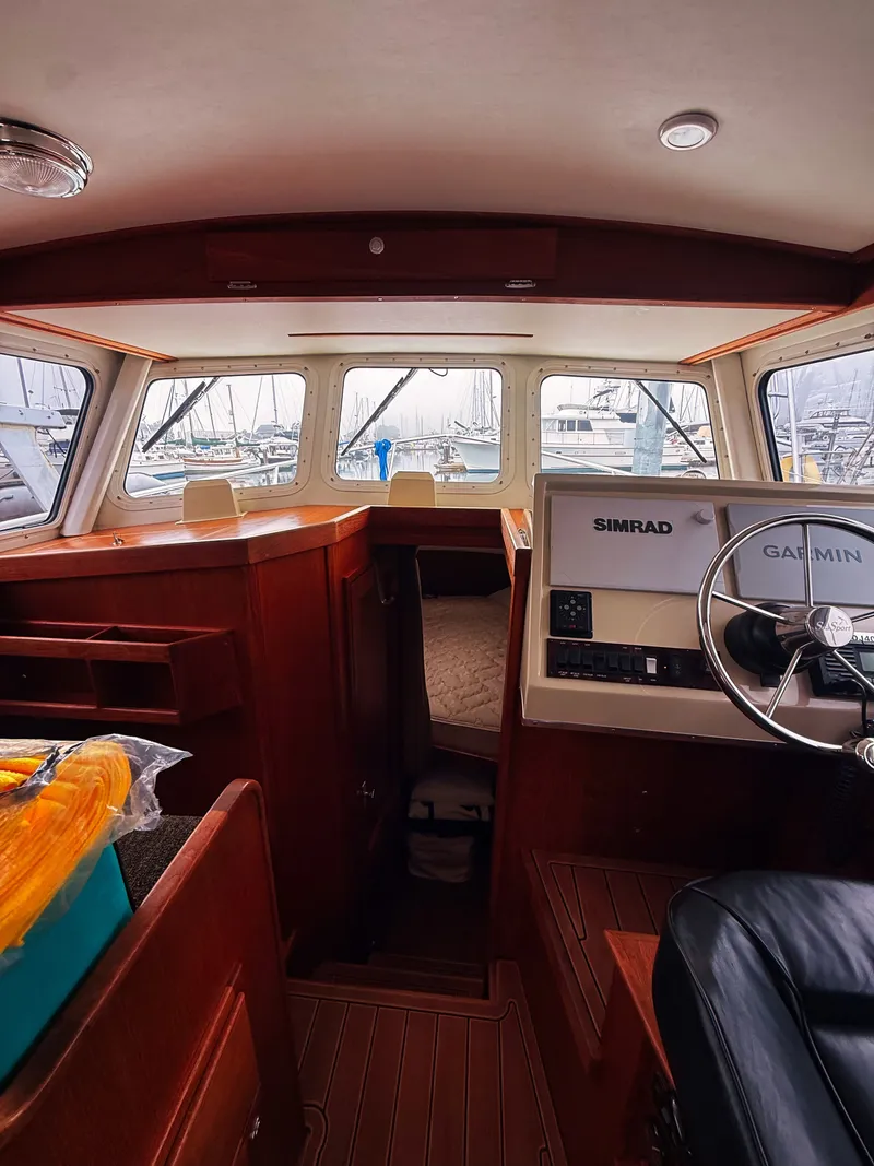 Slide: The Image of Interior of the 2005 SeaSport Voyager 3000 with helm and seating area. - 10