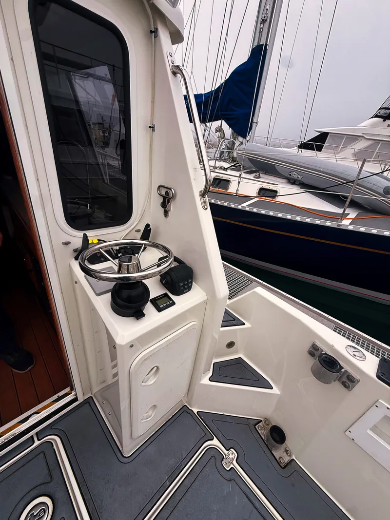 Slide: The Image of Helm of the 2005 SeaSport Voyager 3000 with steering wheel and instruments. - 22