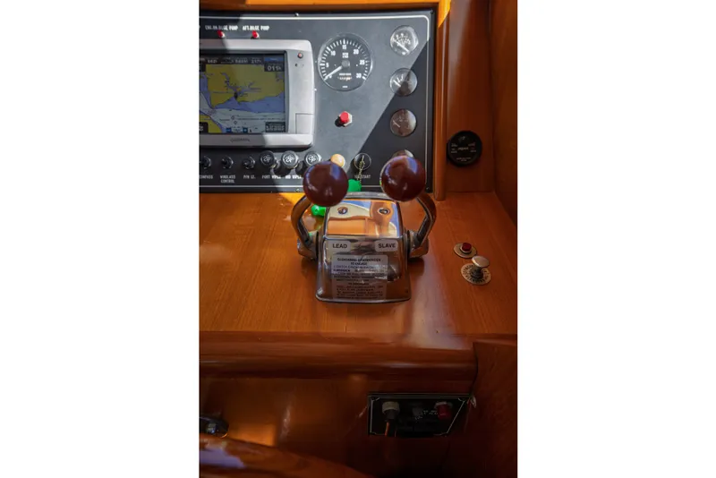 Slide: The Image of 1999 Ocean Alexander 426 Classicco Sedan - 21
