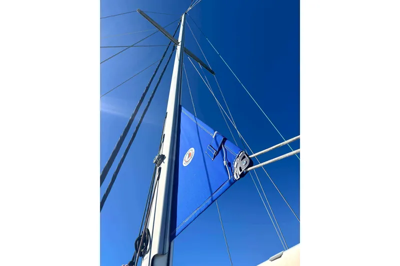 Slide: The Image of Mast and rigging of 2002 Island Packet 350 sailboat against clear blue sky. - 13