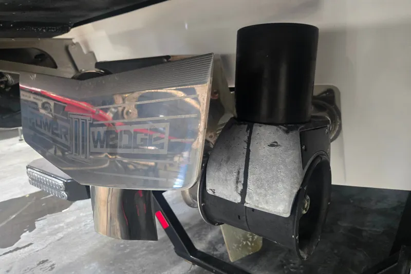 Slide: The Image of 2022 Malibu Wakesetter 25 LSV Power Wedge III detail, enhancing wake performance. - 21