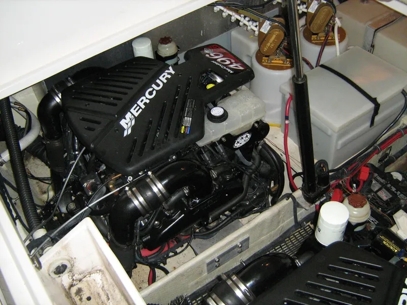 Slide: The Image of Der Motorraum eines Regal Commodore 3560 von 2005 zeigt einen Mercury-Motor und Batterien. - 41