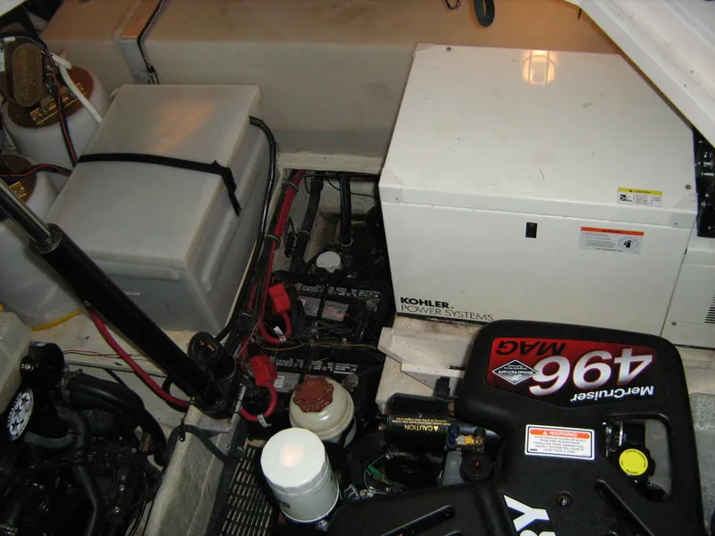 Slide: The Image of Der Motorraum einer Regal Commodore 3560 von 2005 zeigt einen Kohler-Generator und Batterien. - 43