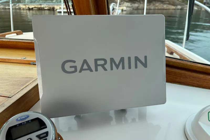 Slide: The Image of Garmin device on 1993 Webbers Cove Pemaquid Beach 26 boat dashboard. - 31