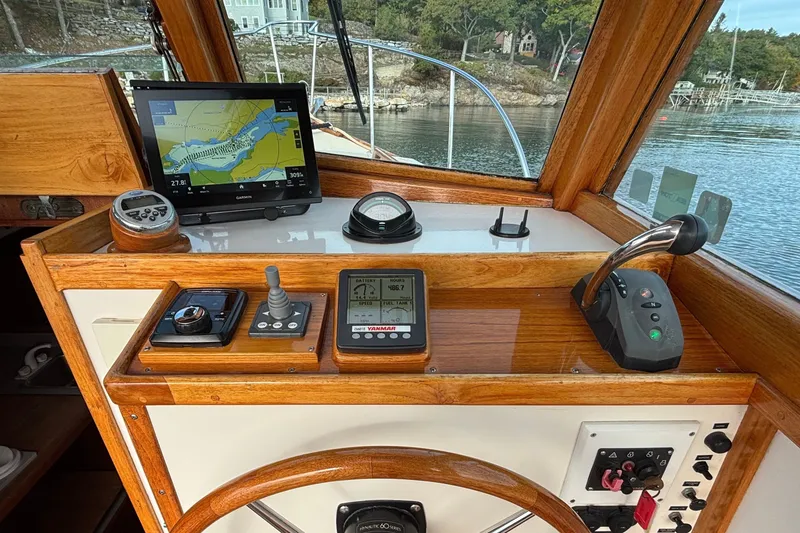 Slide: The Image of The cockpit of a 1993 Webbers Cove Pemaquid Beach 26 with navigation system and controls. - 15