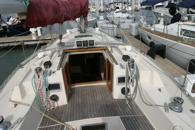 Slide: The Image of 1983 Beneteau Idylle 11.50 sailboat cockpit with ropes and open cabin entrance. - 9