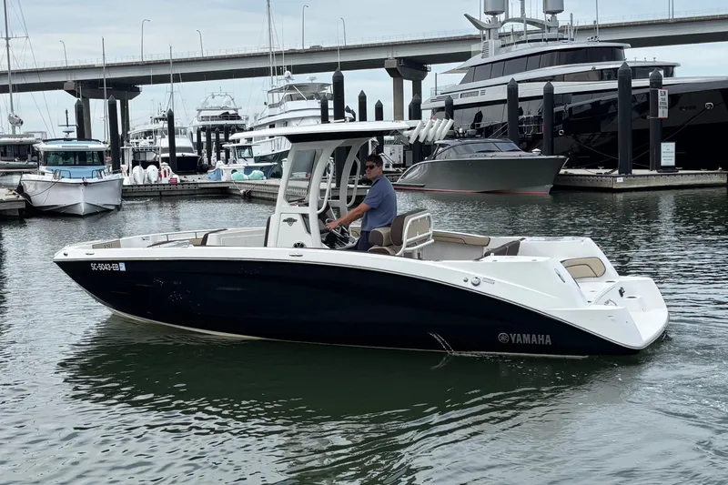 Slide: The Image of 2022 Yamaha Boats 255 FSH Sport E in marina, sleek design, modern features. - 14