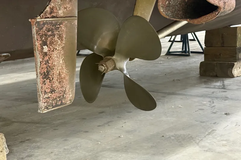 Slide: The Image of Propeller and rudder of a 1997 Sea Ray Sundancer 400 on dry dock. - 52
