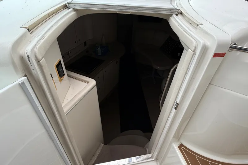 Slide: The Image of Interior view of 1997 Sea Ray Sundancer 400 yacht cabin entrance. - 31