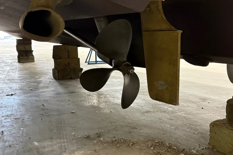 Slide: The Image of Propeller and rudder of a 1997 Sea Ray Sundancer 400 on dry dock. - 51