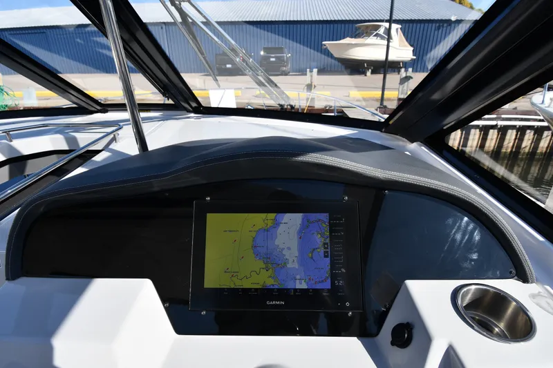Slide: The Image of Das Armaturenbrett einer Regal 35 Sport Coupe 2021 mit einem Garmin-Navigationssystem. - 11