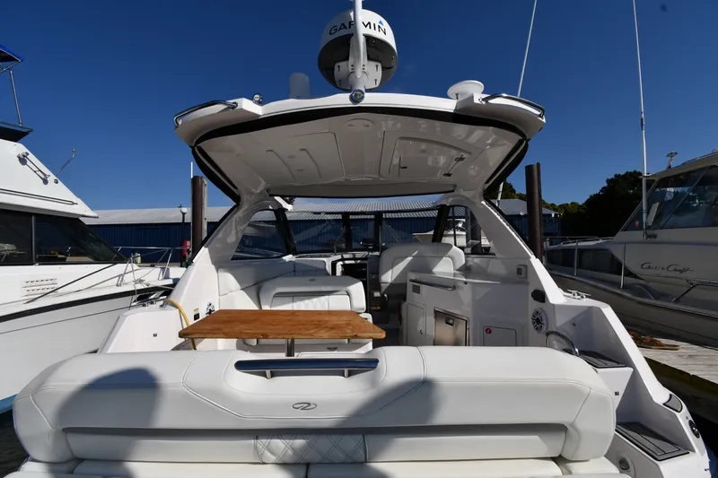Slide: The Image of De afbeelding toont de achtersteven van een Regal 35 Sport Coupe 2021 met een stijlvol wit interieur. - 7
