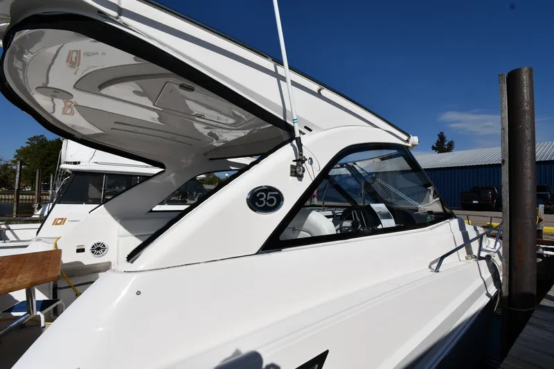 Slide: The Image of Die Regal 35 Sport Coupe von 2021 liegt am Dock. Sie hat ein modernes Design und ein offenes Cockpit. - 2
