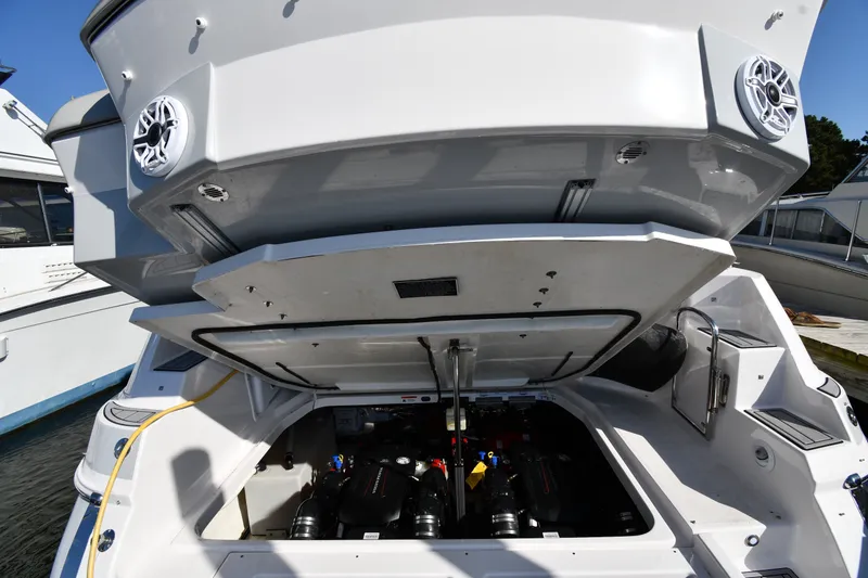 Slide: The Image of Le compartiment moteur d'un Regal 35 Sport Coupe 2021 est ouvert, révélant les moteurs. - 49