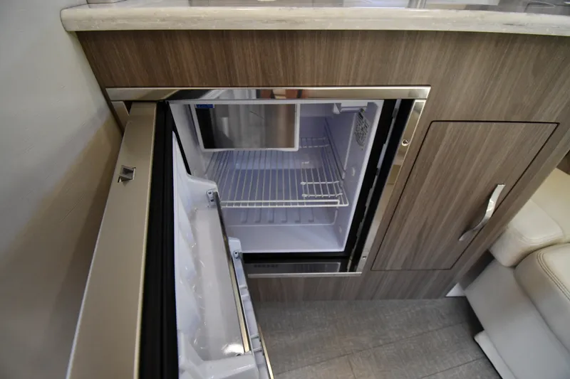 Slide: The Image of Küchenbereich mit offenem Kühlschrank in einer Regal 35 Sport Coupe 2021. - 40