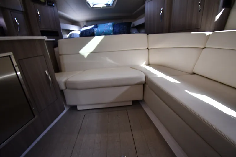 Slide: The Image of Interieur van een Regal 35 Sport Coupe 2021 met beige leren banken en houten kasten. - 26