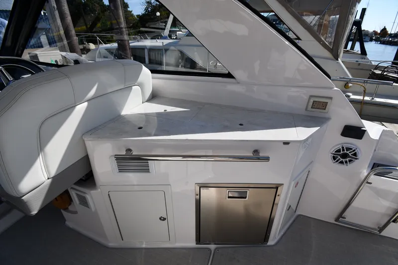Slide: The Image of Il Regal 35 Sport Coupe 2021 presenta un interno bianco elegante con accenti in acciaio inossidabile. - 20