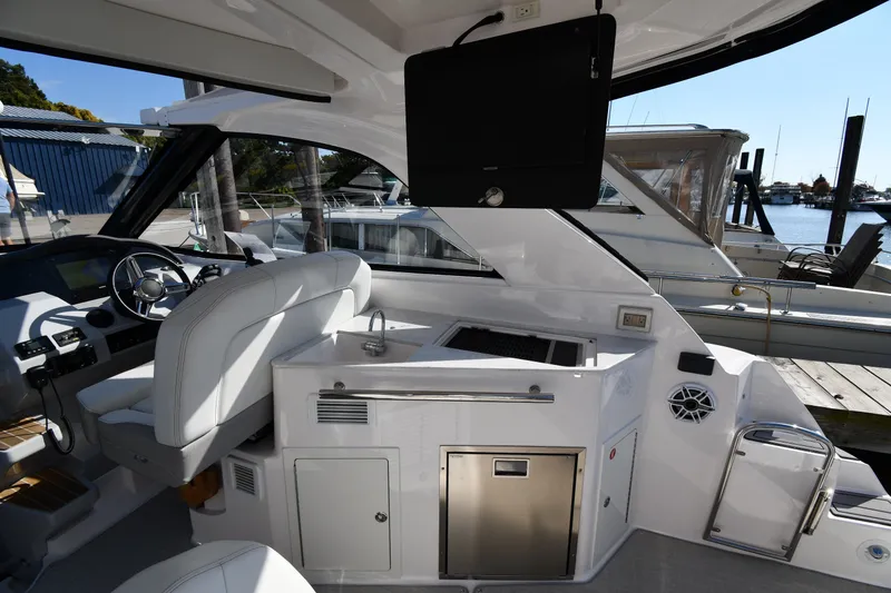 Slide: The Image of Le cockpit du Regal 35 Sport Coupe 2021 présente des sièges blancs luxueux et des commandes modernes. - 21