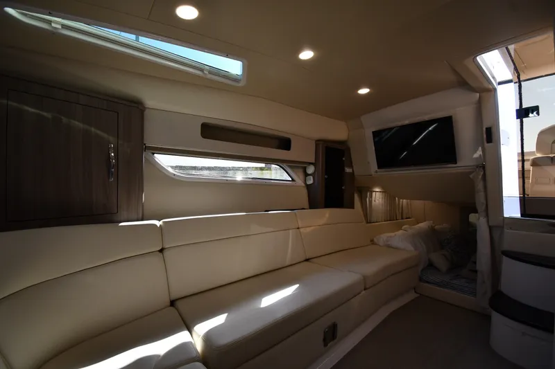 Slide: The Image of Interni del Regal 35 Sport Coupe 2021 con eleganti rivestimenti color crema e comfort moderni. - 36