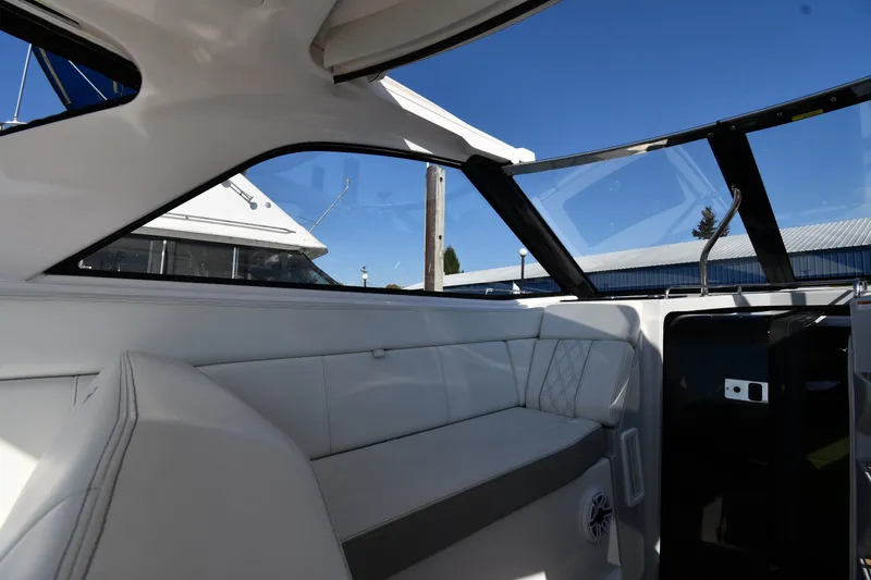 Slide: The Image of Interieur van de Regal 35 Sport Coupe 2021 met witte bekleding en grote ramen. - 15