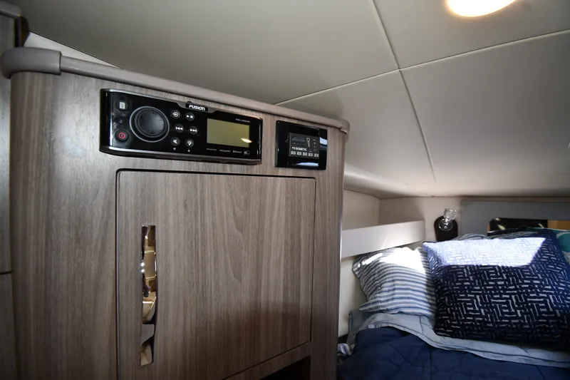 Slide: The Image of Intérieur du Regal 35 Sport Coupe 2021 avec mobilier en bois et lit. - 41