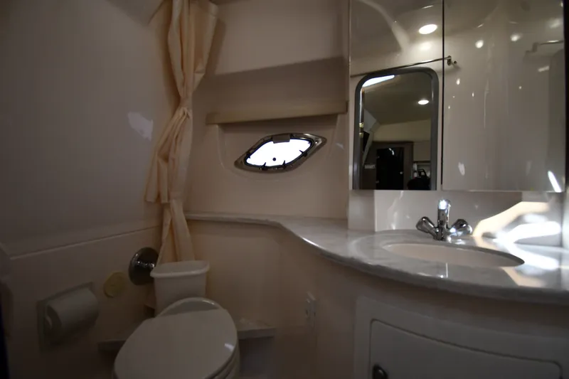 Slide: The Image of Baño con inodoro, lavabo y espejo en un Regal 35 Sport Coupe 2021. - 45